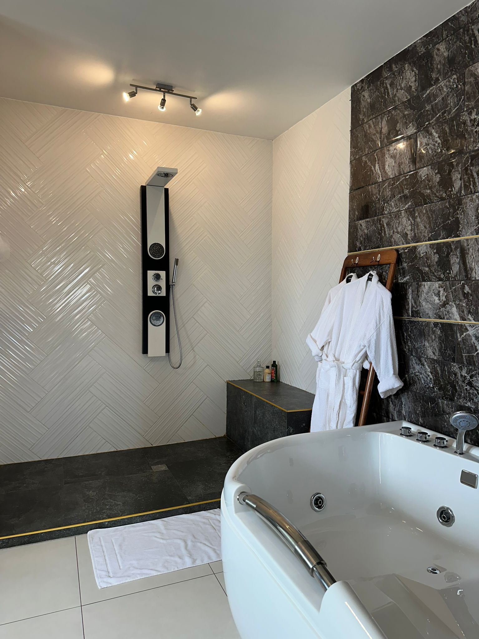 Premium kamer, balkon, uitzicht op tuin | Badkamer | Badjassen, pantoffels