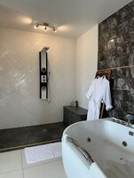 Premium-herbergi - svalir - útsýni yfir garð | Baðherbergi | Baðsloppar, inniskór