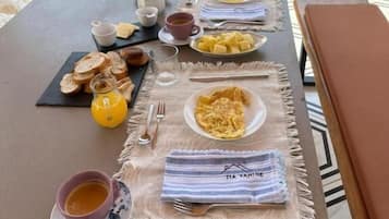 Free daily continental breakfast