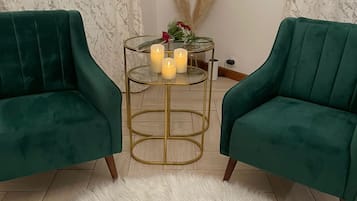 Camera doppia, balcone, vista giardino | Area soggiorno