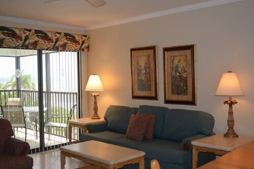 Gulf front 1 bedroom resort timeshare unit with AC in sunny Naples! Unit #5