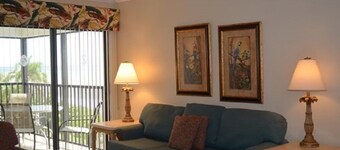 Gulf front 1 bedroom resort timeshare unit with AC in sunny Naples! Unit #5