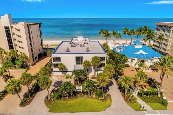 Exterior - Gulf front 2-bedroom resort timeshare unit with AC in sunny Naples! (Naples)