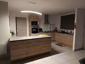 Private kitchen - Rent room individually in guest house (Pia)