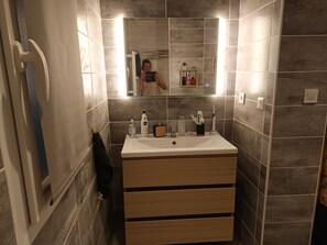 Bathroom - Rent room individually in guest house (Pia)