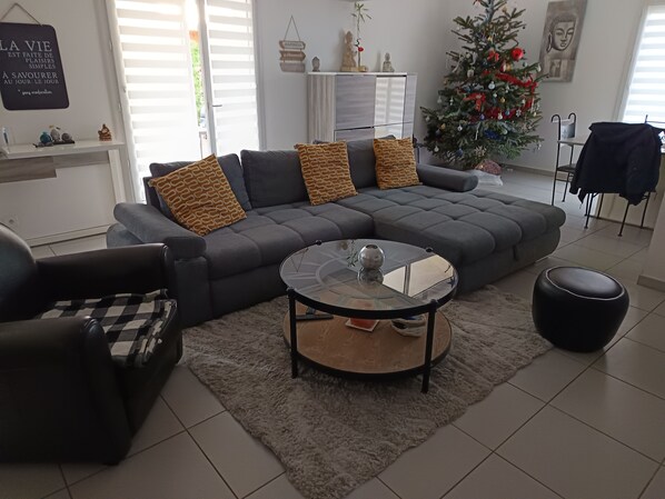 Living area - Rent room individually in guest house (Pia)