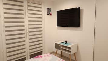 Een strijkplank/strijkijzer, wifi, beddengoed