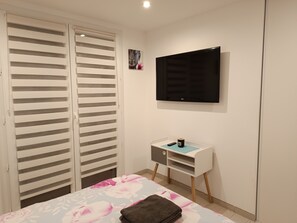 Een strijkplank/strijkijzer, wifi, beddengoed