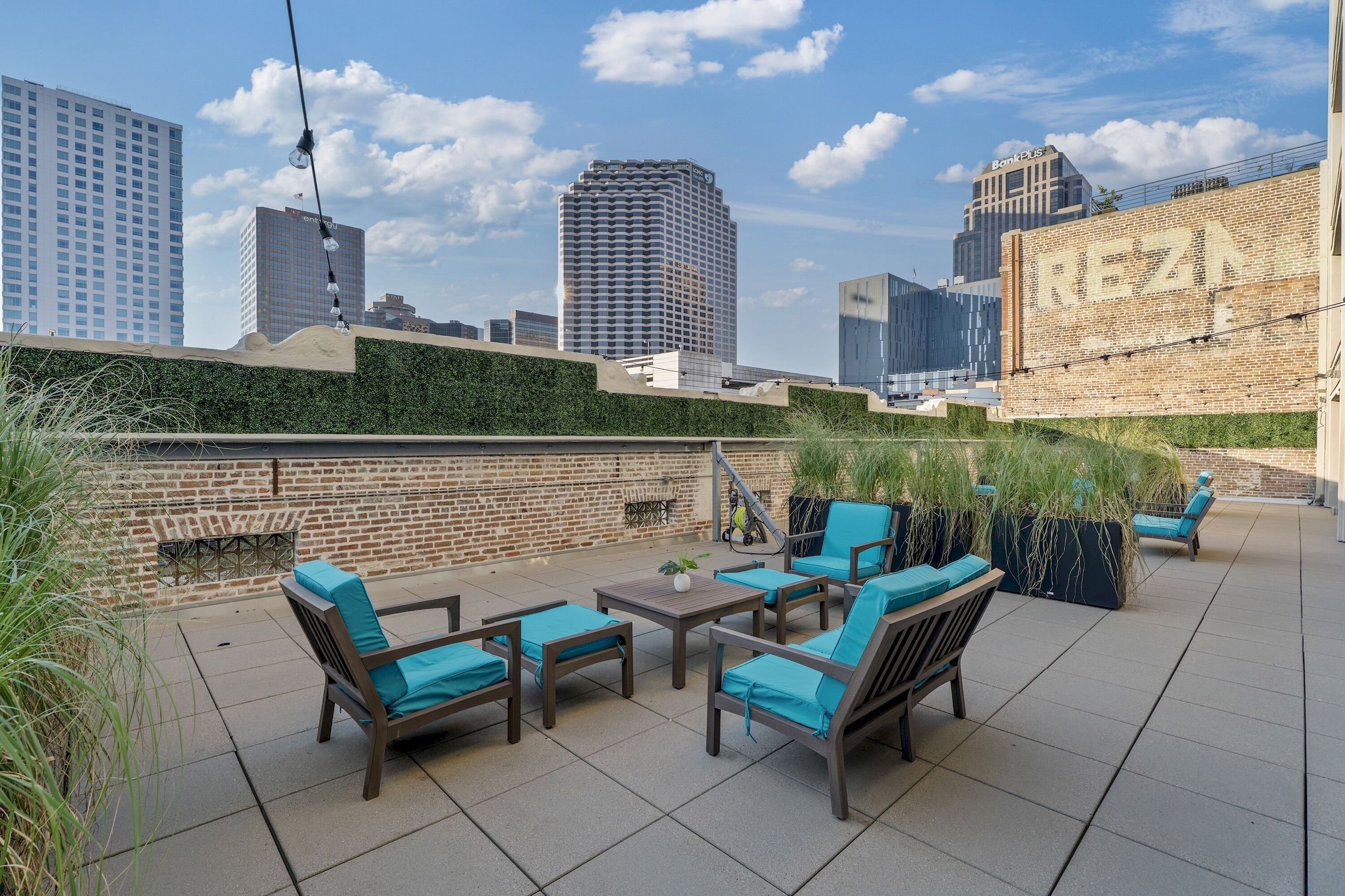 Une terrasse extérieure avec des sièges et une vue sur les gratte-ciel de la ville.