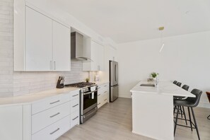 Fridge, oven, stovetop, dishwasher