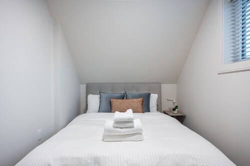 Soothing 1-bedroom condo with AC in vibrant Vancouver