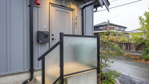 A building entrance with a glass door, a fire alarm, and a number 2781 on the wall. - Soothing 1-bedroom condo with AC in vibrant Vancouver (Vancouver)