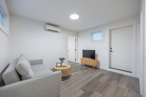 Living area - Soothing 1-bedroom condo with AC in vibrant Vancouver (Vancouver)