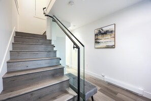 Interior - Soothing 1-bedroom condo with AC in vibrant Vancouver (Vancouver)