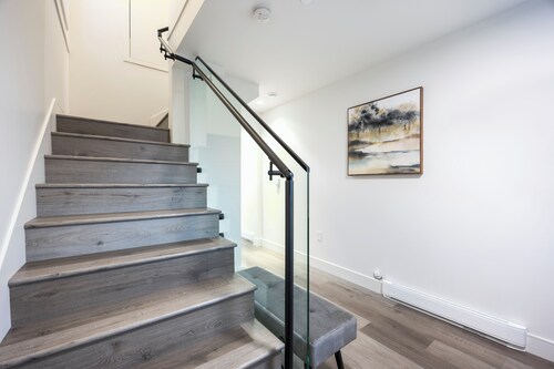 Soothing 1-bedroom condo with AC in vibrant Vancouver