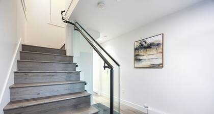 Soothing 1-bedroom condo with AC in vibrant Vancouver