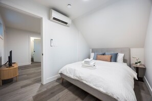 Internet, bed sheets - Soothing 1-bedroom condo with AC in vibrant Vancouver (Vancouver)
