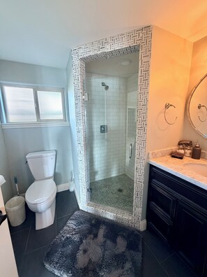 Shower, towels, soap, toilet paper - Spacious Riverfront Getaway 5 beds 3.5 bath & views (Sacramento)