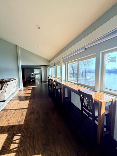 Spacious Riverfront Getaway 5 beds 3.5 bath & views
