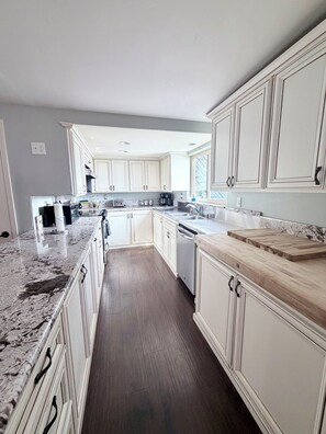 Private kitchen - Spacious Riverfront Getaway 5 beds 3.5 bath & views (Sacramento)