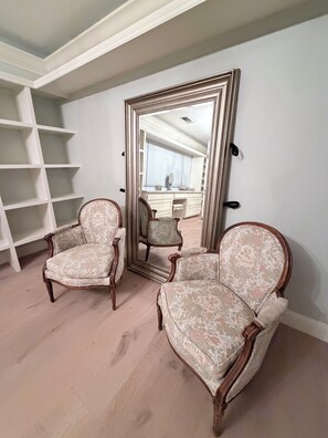 Interior - Spacious Riverfront Getaway 5 beds 3.5 bath & views (Sacramento)