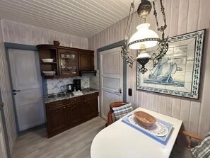 ثلاجة، ماكينة لصنع القهوة/الشاي، محمصة خبز، كرسي للأطفال