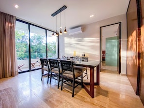 Luxury-Apartment, 1 Schlafzimmer, Balkon, Stadtblick | Esszimmer