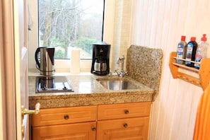 Kylskåp, kaffe- och tebryggare, brödrost och barnstol