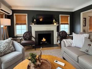 Smart TV, books - Black Walnut House @ Pioneer Park + W2 Central (Walla Walla)