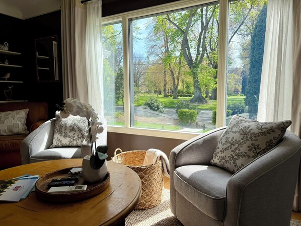 Smart TV, books - Black Walnut House @ Pioneer Park + W2 Central (Walla Walla)