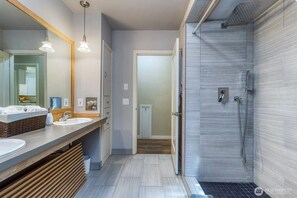 Shower, hair dryer, towels, soap - Black Walnut House @ Pioneer Park + W2 Central (Walla Walla)