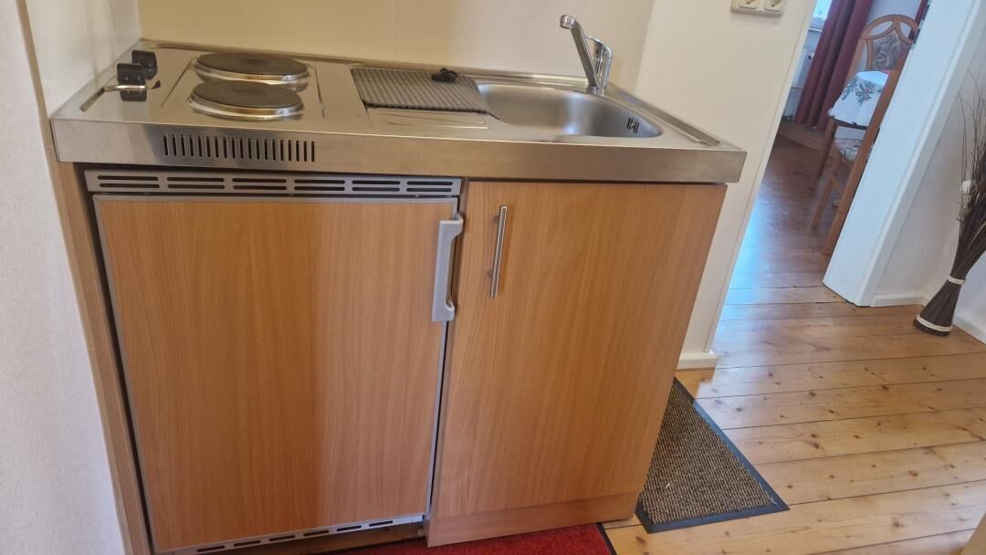 Kühlschrank, Herdplatte, Wasserkocher mit Kaffee-/Teezubehör, Toaster