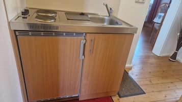 Kühlschrank, Herdplatte, Wasserkocher mit Kaffee-/Teezubehör, Toaster