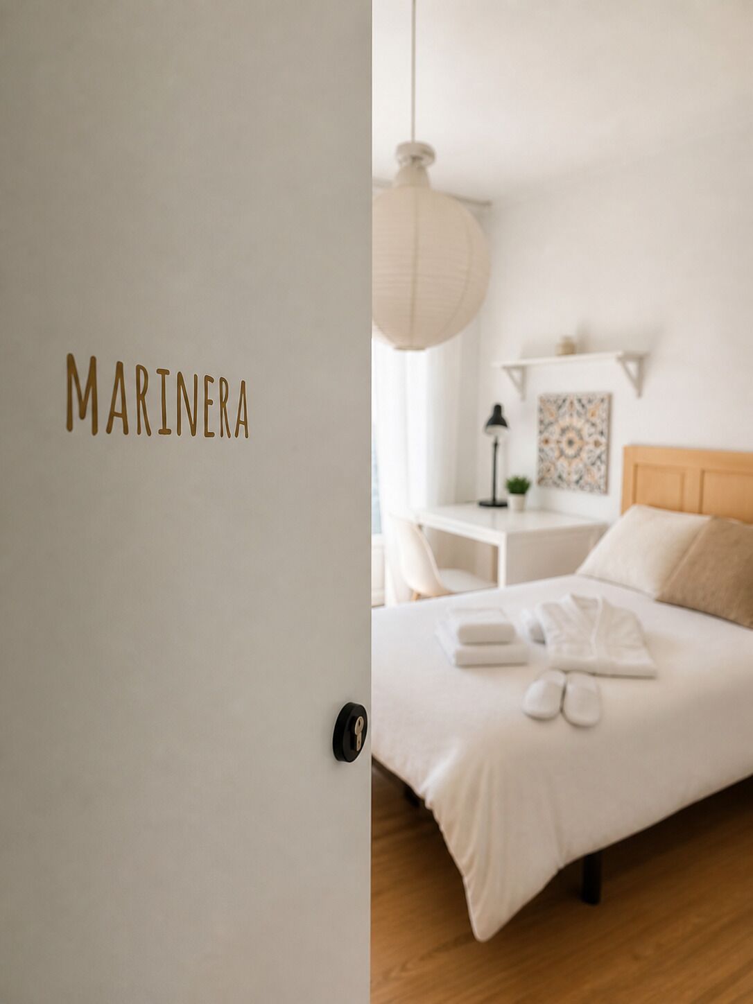 Ein Hotelzimmer mit Bett, Nachttisch, Lampe und einer Wandablage.