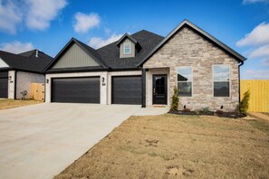 Exterior - Minutes from the airport, beautiful new Bentonville home! (Bentonville)