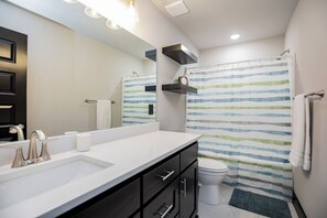 Towels, toilet paper - Minutes from the airport, beautiful new Bentonville home! (Bentonville)