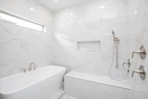 Towels, toilet paper - Minutes from the airport, beautiful new Bentonville home! (Bentonville)