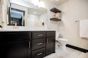 Towels, toilet paper - Minutes from the airport, beautiful new Bentonville home! (Bentonville)