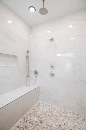 Towels, toilet paper - Minutes from the airport, beautiful new Bentonville home! (Bentonville)