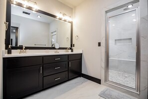 Towels, toilet paper - Minutes from the airport, beautiful new Bentonville home! (Bentonville)