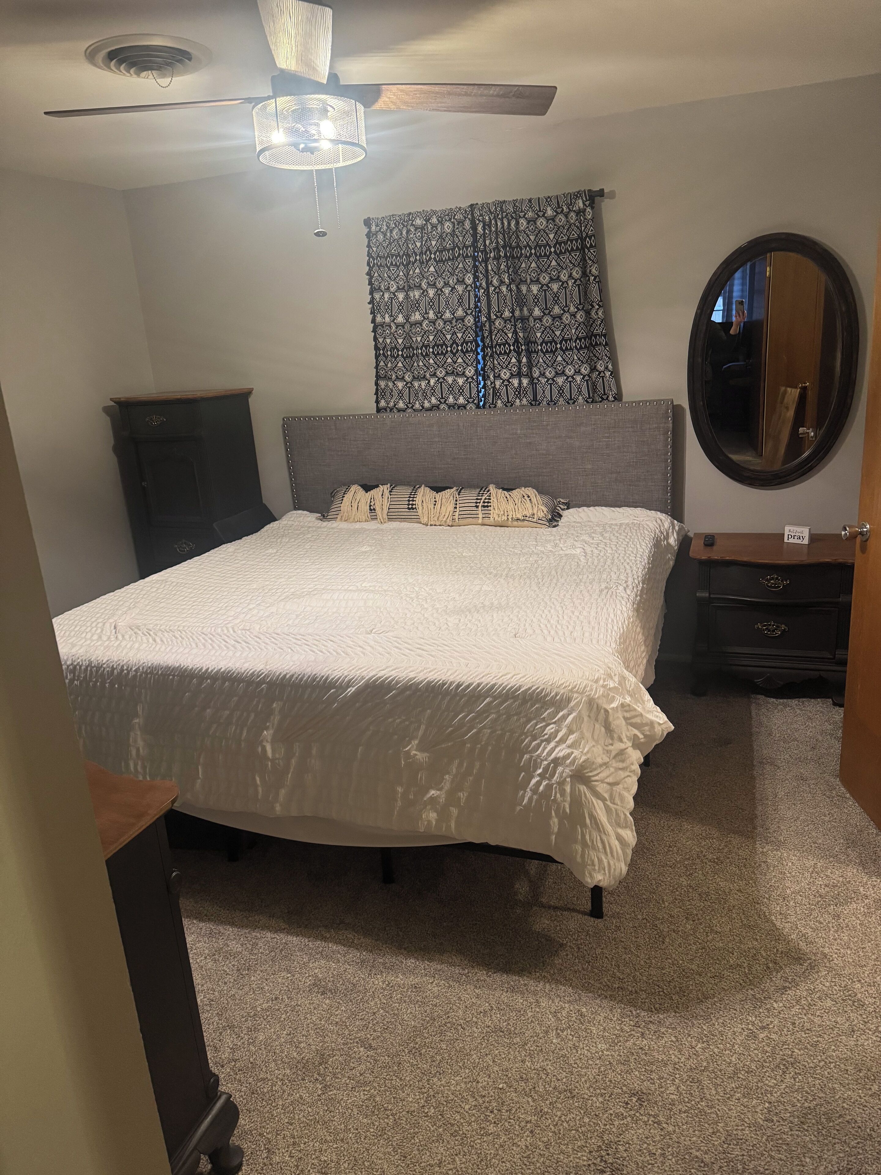 Tabla de planchar con plancha y ropa de cama 