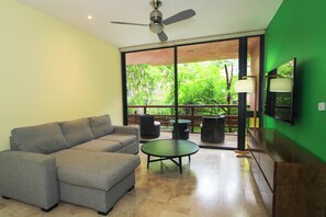 ファミリー アパートメント 2 ベッドルーム バルコニー ガーデンビュー | リビング エリア | 50 インチのスマートテレビ (デジタル放送視聴可)