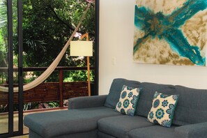 スーペリア デュープレックス ベッド (複数台) バルコニー ガーデンビュー | リビング エリア | 50 インチのスマートテレビ (デジタル放送視聴可)