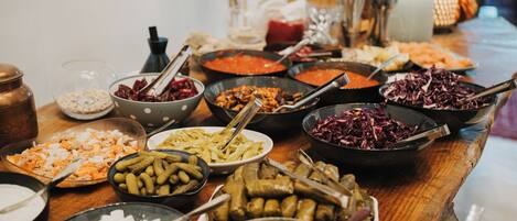 Une variété de plats est présentée sur une table en bois.