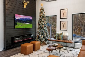 Smart TV, fireplace - Cozy Modern Cabin: Treehouse + Bowling + Hot Tub + Sauna 2BR (Sevierville)