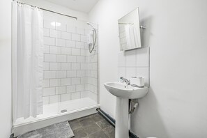 Deluxe Apartment | Bathroom - Modern 1 Bed - Near City Centre  (Manchester)