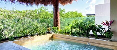 Tina de hidromasaje al aire libre