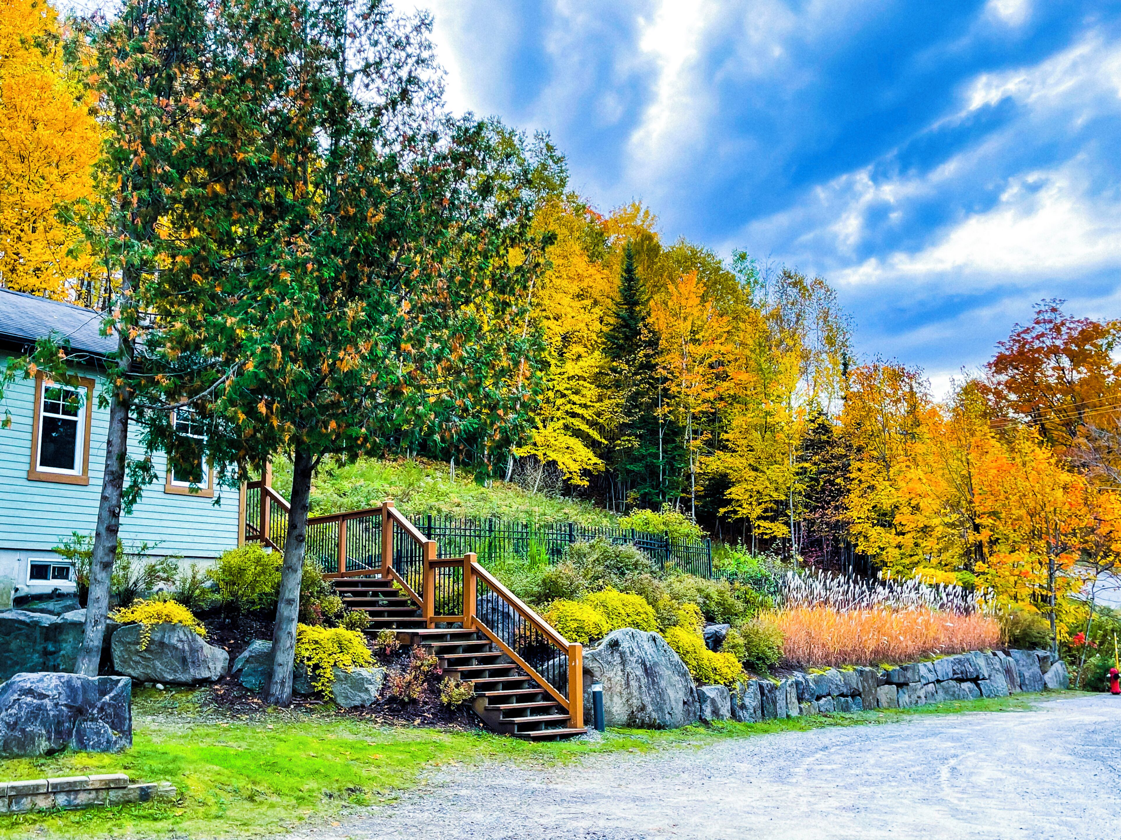 Hồ bơi ngoài trời phục vụ theo mùa 