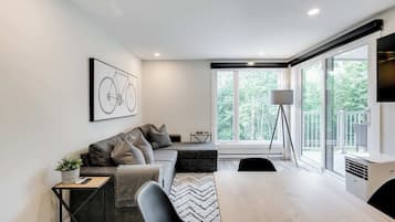 Căn hộ, ban công, quang cảnh núi | Khu phòng khách