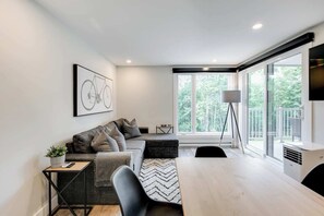 公寓, 阳台, 山景 | 起居区 | 55-英寸智能电视（配备有线频道）、Netflix、流媒体服务